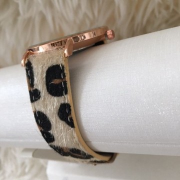 Large leoprs rose beige band