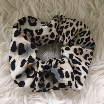 Scrunchie leopard grijs
